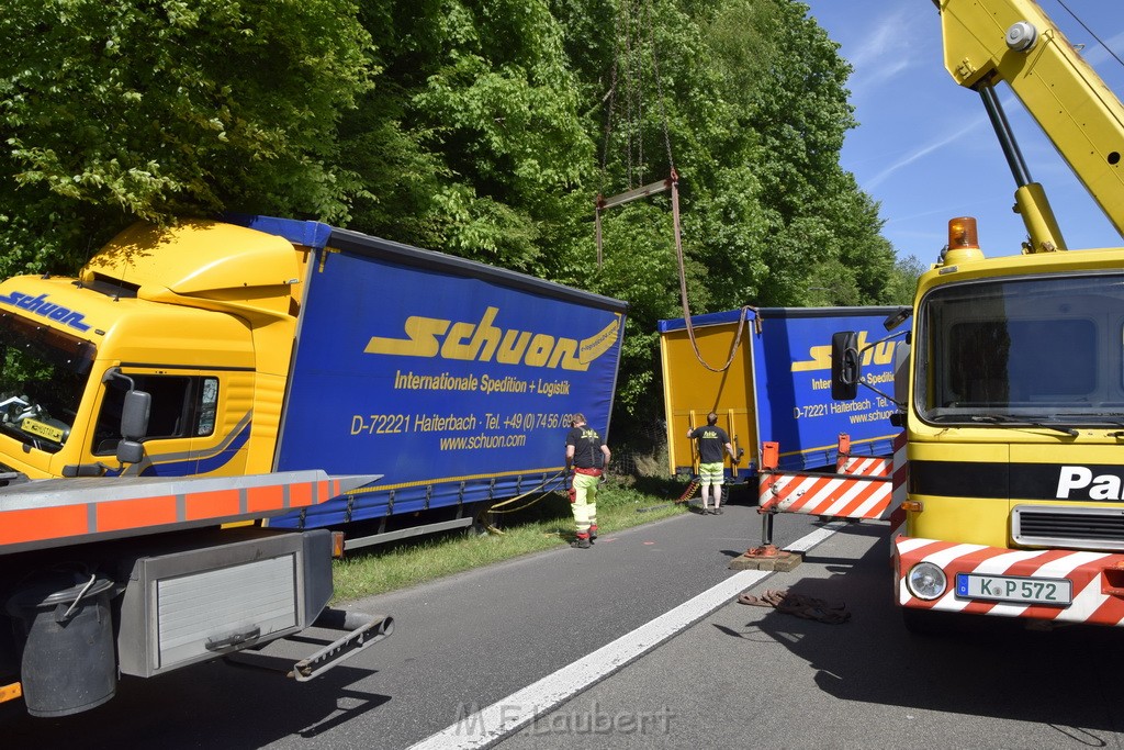 LKW in Boeschung A 3 Rich Frankfurt Hoehe Roesrath Lohmar P116.JPG - Miklos Laubert